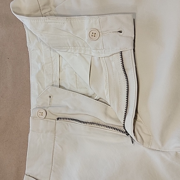 Gap Size 6 Khaki 6" Inseam Shorts, Gently Used Condition - Picture 3 of 10